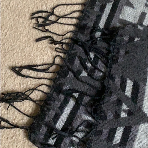 Tribal Print Scarf Grey and Black - Picture 3 of 4